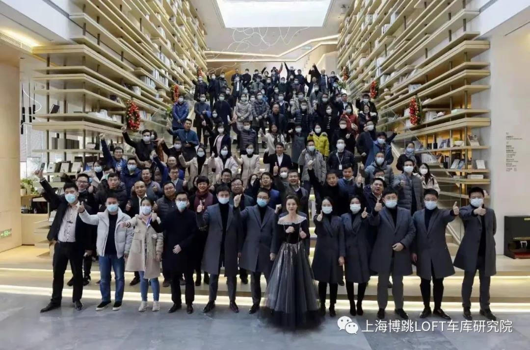 城口全国一百多人在华侨城汉口道6号参观研讨LOFT专利车库技术！